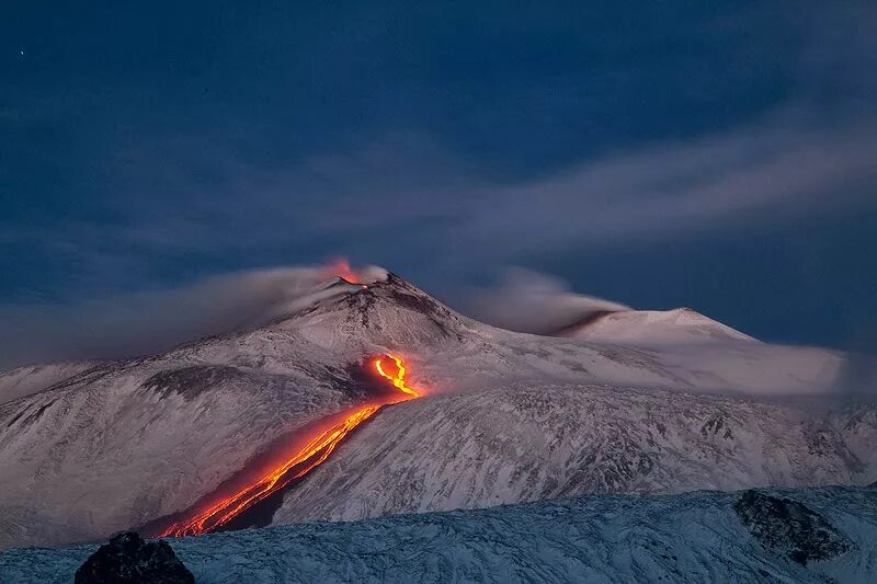 Вулкан Этна. Вулкан Этна 4к. Жерло вулкана Этна. Вулкан Этна кратер.