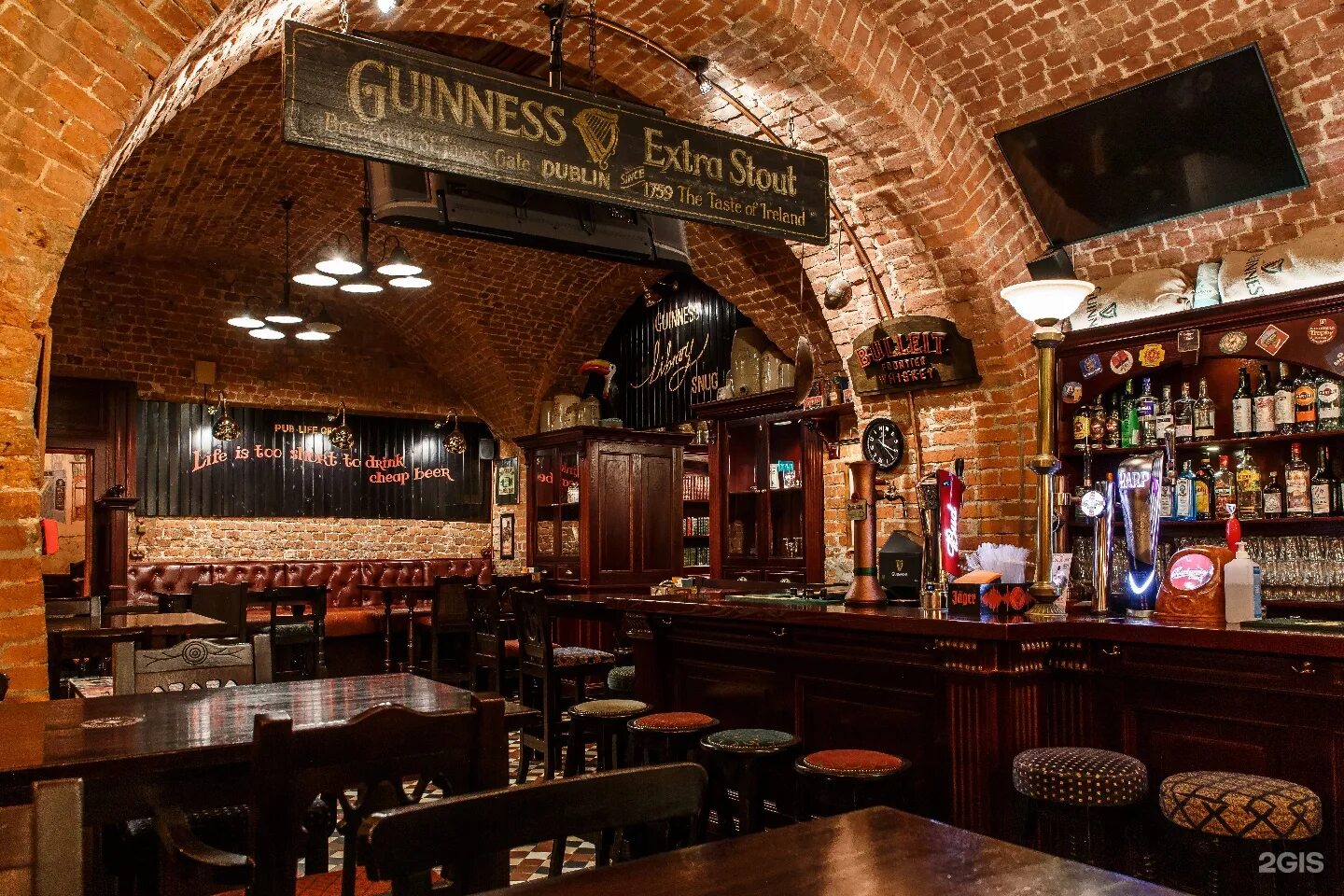 Irish москва. Ирландский паб большая Дмитровка 13. Ирландский паб tap & Barrel pub. Айриш паб Ташкент. Королёв ирландский паб Шемрак.