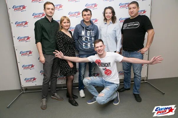 Ведущие на европа плюс мурманск. Европа плюс новосибирск. Гороскоп европа плюс на сегодня. Европа плюс логотип. Радиостанции европы.