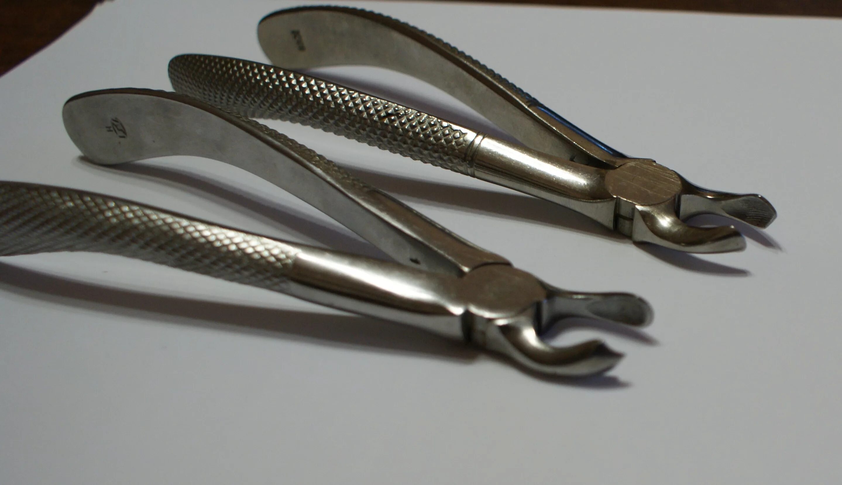 S образные щипцы с шипом. S образные щипцы с шипом. Байонетные щипцы легрин. S-образные коронковые щипцы. Щипцы для удаления 3 моляра нижней челюсти.