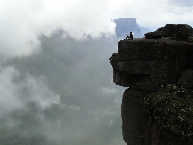 пик чепмена юар. человек на обрыве. на краю света. утёсы моэр, республика ирландия велосипедисты. геленджик обрыв круча.