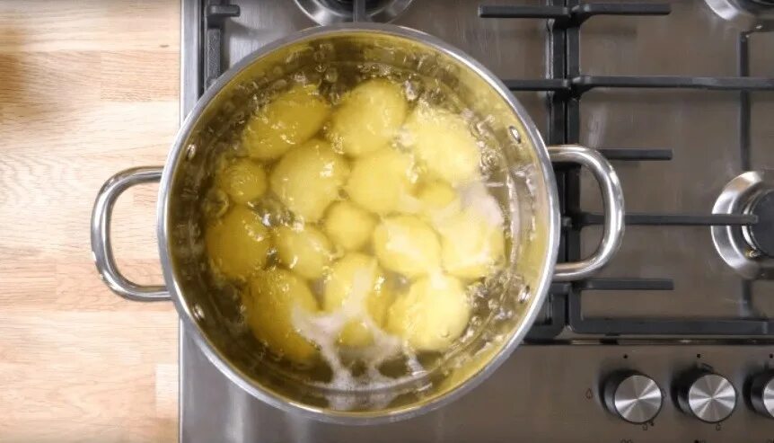 Сколько варить картошку для пюре в кастрюле. Картофель варится. картофельный отвар. кипящий картофель. картошка кипит в кастрюле.