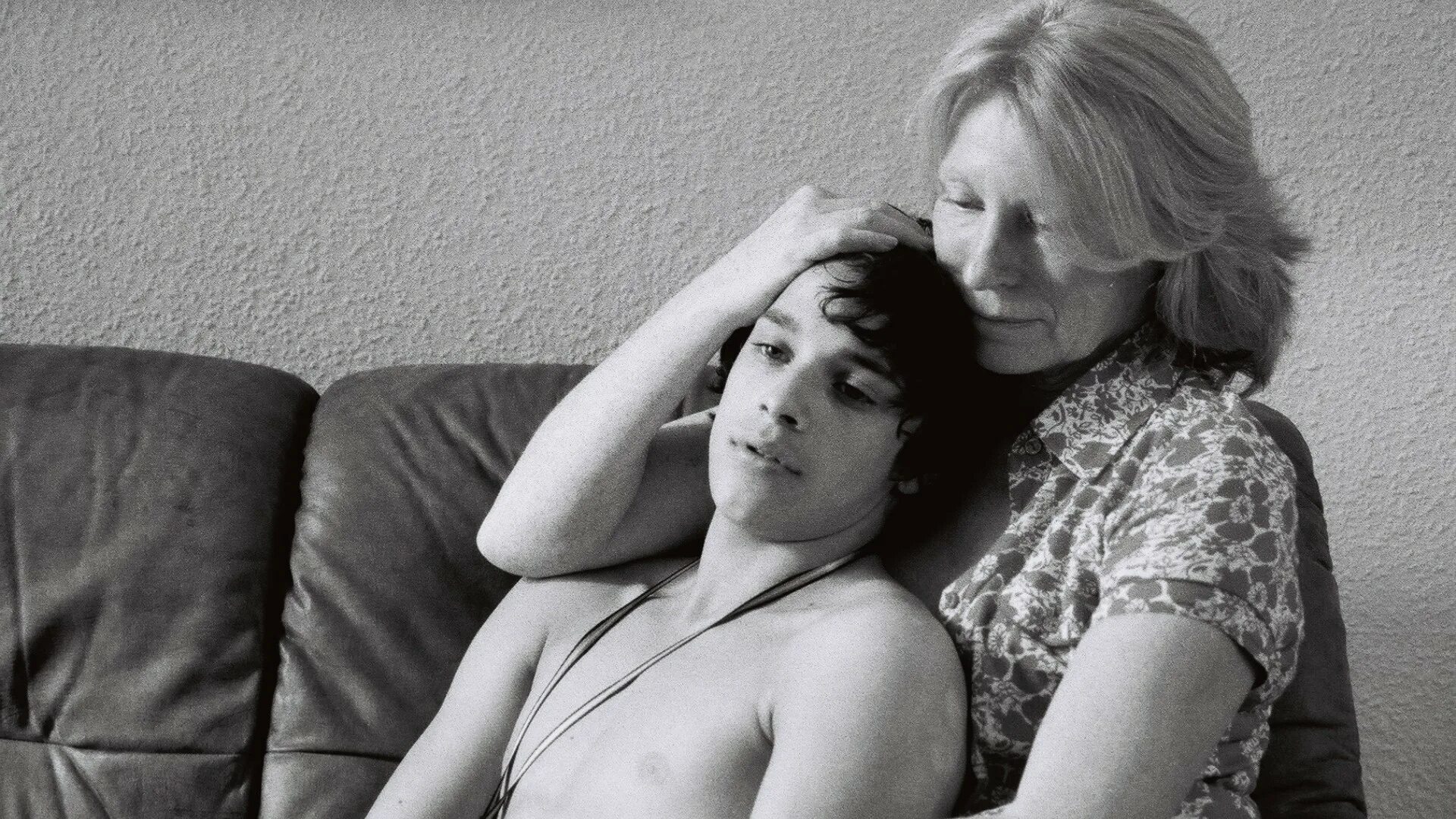 Соблазнение анджелы 1986. Родители в постели. Женщина с мальчиком любовь. Мом son kiss лежа. Мама облизывает ребенка.
