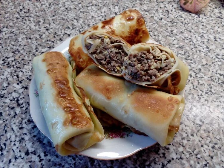 Блины фаршированные мясом и рисом. Блинчики с мясом. Блинчики для фарширования мясом. Блины фаршированные мясом. Блинчики с мясной начинкой.