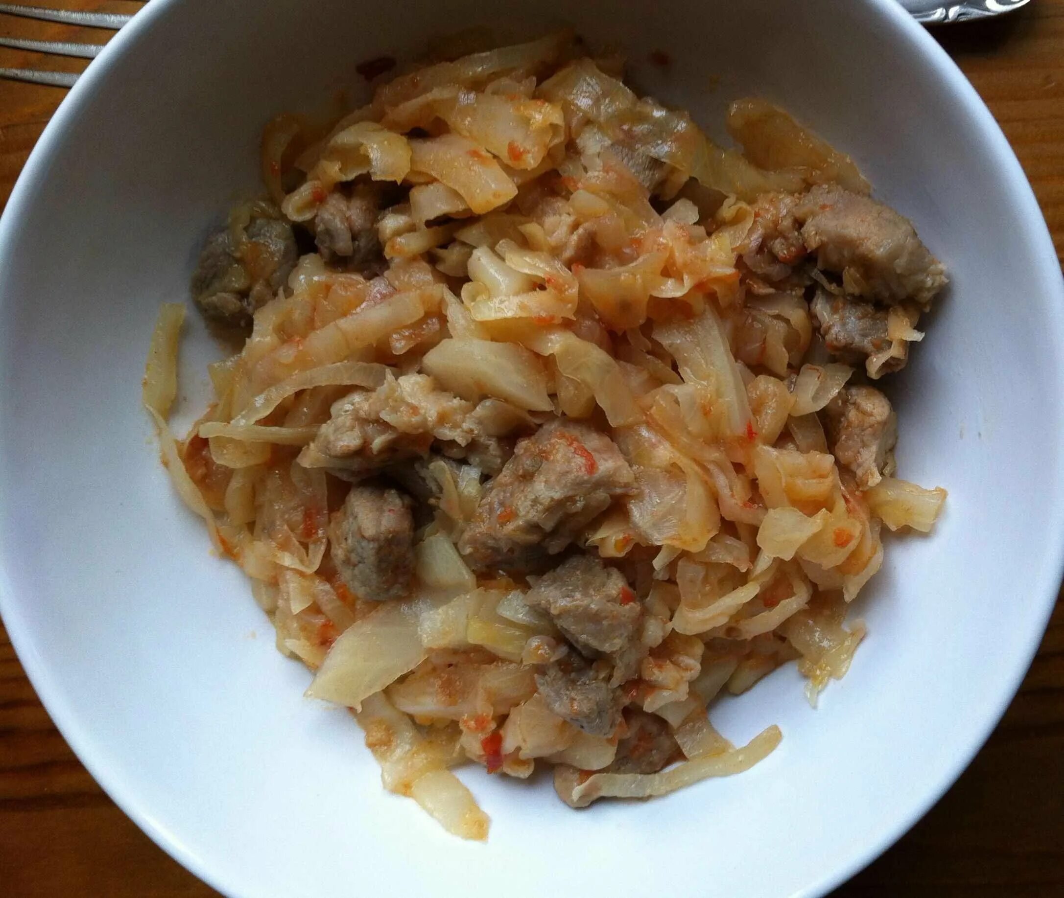 Как потушить капусту с мясом в кастрюле. Тушеная капуста. говядина с капустой. капуста тушеная со свининой. тушёная капуста с мясом.