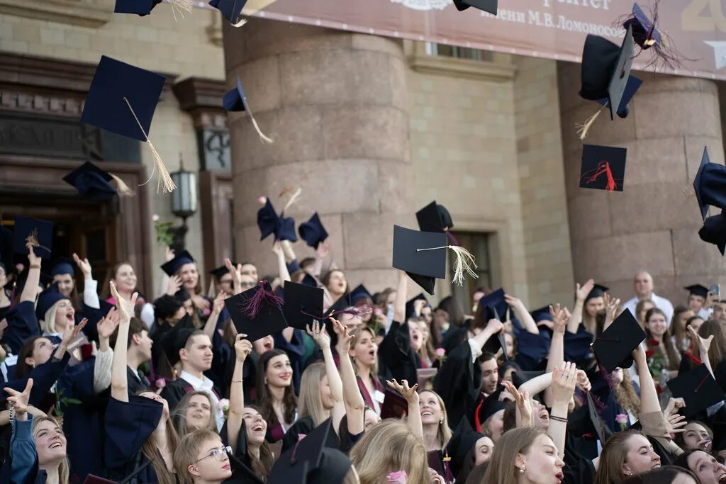 Церемония вручения грамот. Мгу выпускники журналистский факультет. Вручение дипломов мгу 2024. Вручение дипломов мгу 2024. Выпускники мгу.