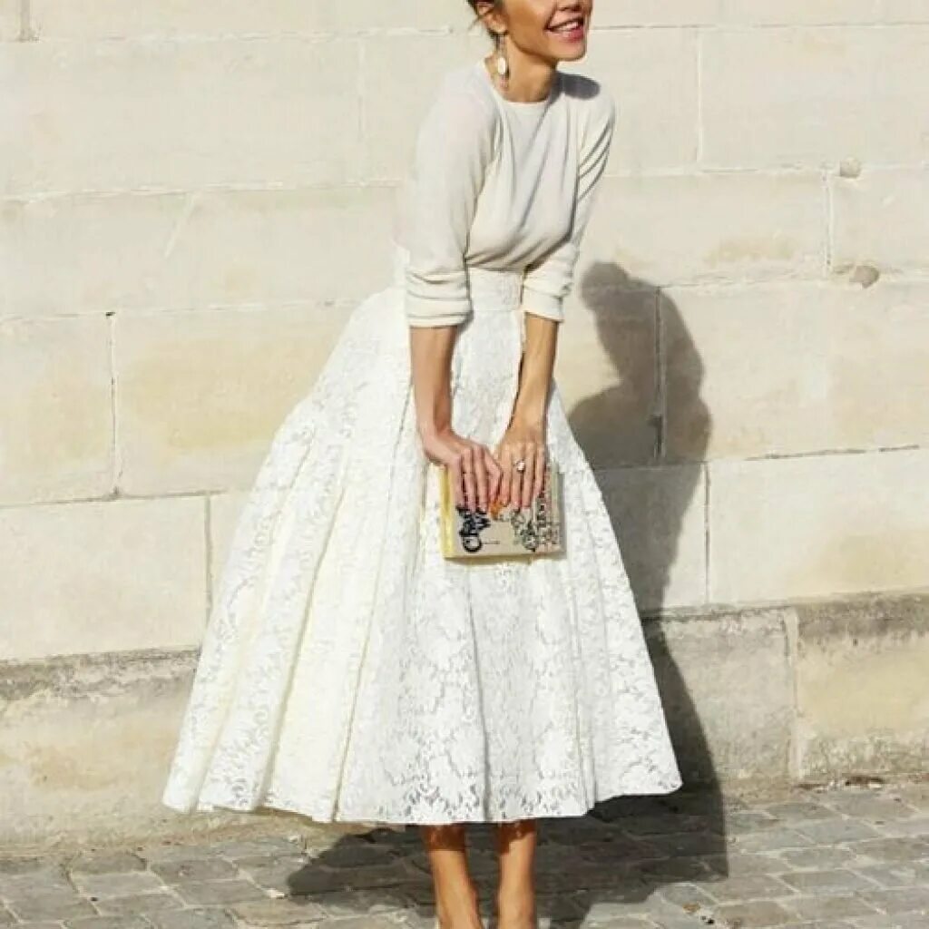 Свадебное платье миди с пышной юбкой. Белая юбка луки. Элегантный летний образ. Белая юбка луки. Белая юбка.