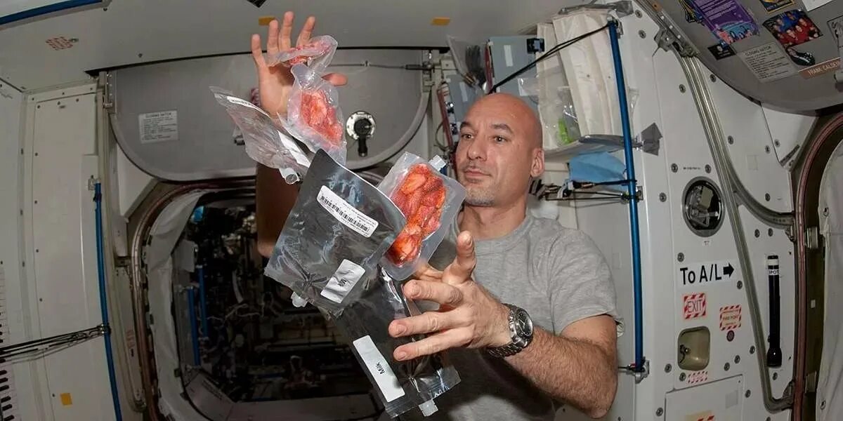 Еда космонавтов на мкс. Современная еда космонавтов. Что едят люди в космосе. Питание на мкс. Космонавты обедают в космосе.