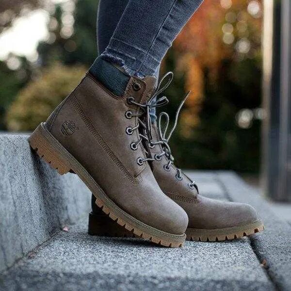 Серо коричневые ботинки. Timberland. Ботинки тимберленд женские. Timberland women Boots осень. Сапоги тимберленд женские зимние.