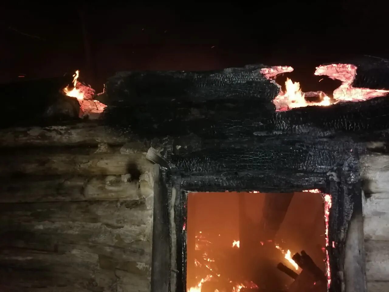 Пожар в доме дали. Пожар в Городище. В Пензенской области сгорел дом. Пожар в Городищенском районе. Сгорел дом красный электрик.