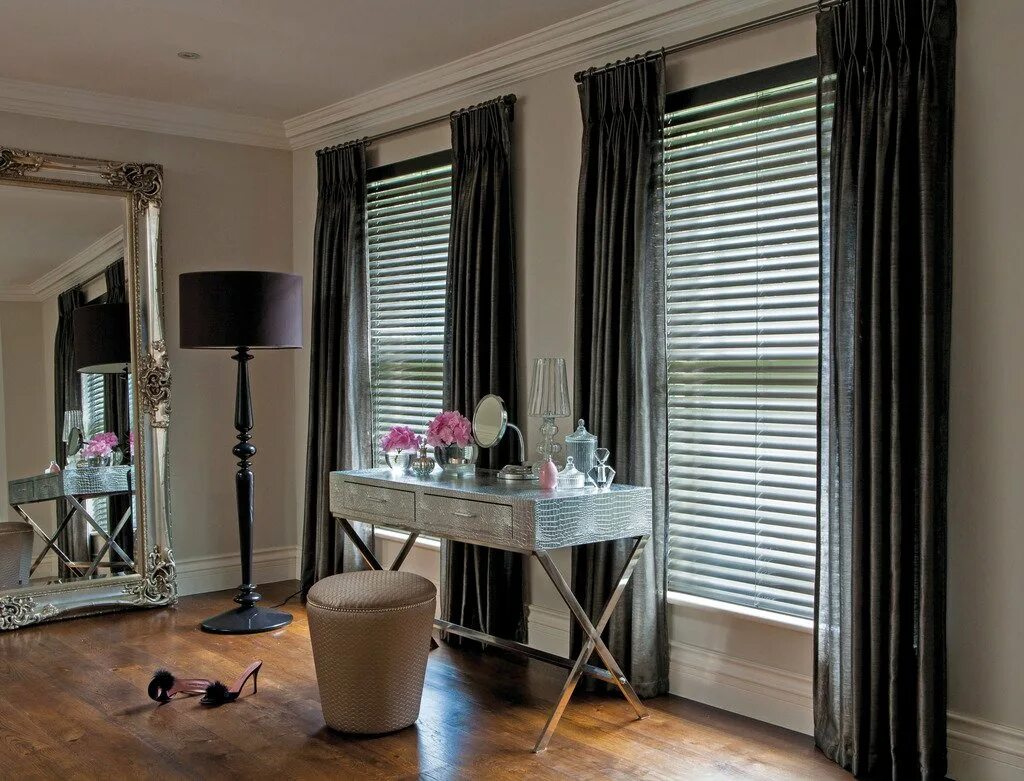 шторы в гостиную. дизайнерские шторы в интерьере. интерьер окон со шторами. шторы на эркерные окна в гостиной. шторы кантри современный стиль в интерьере.