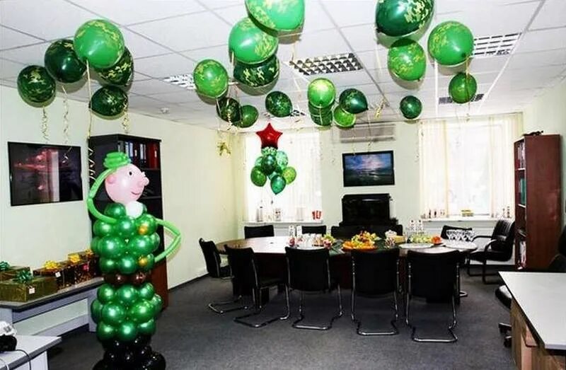 Идеи поздравления коллег на 23 февраля работе. Украшение офиса к 23 февраля. украшение стола на 23 февраля. украшение для офиса на др. украшение шарами на 23 февраля в офисе.