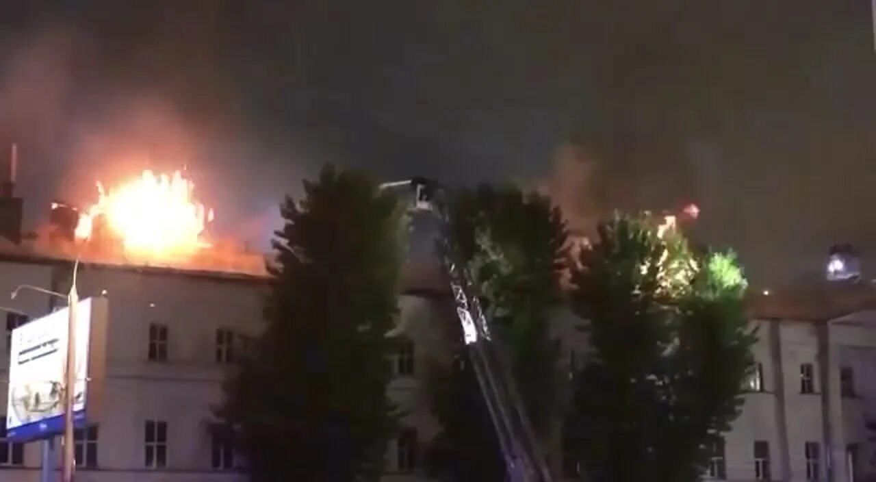 Пожар Минобороны Москва. Здание мин обороны Москвы горит. Пожар в Минобороны виноват чайник. Горят три дома в москве