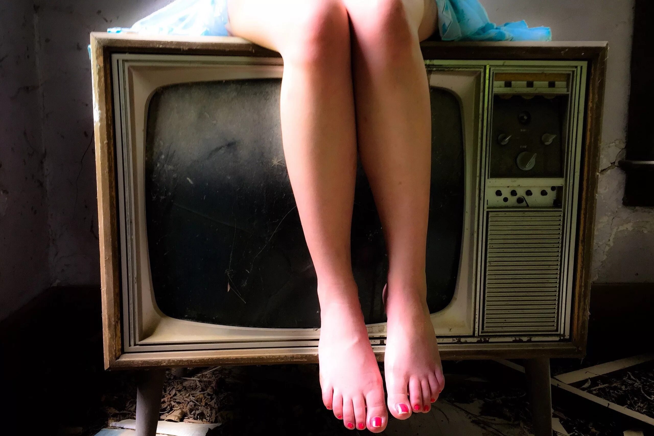 Где живут ноги. Телевизор. Ноги девушки и телевизор. Нога для телевизора. Старый телевизор.