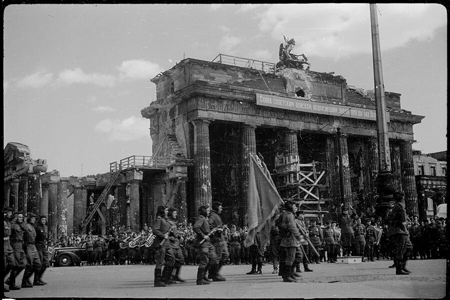 Бранденбургские ворота Берлин 1945. 1945 В Берлине у Бранденбургских ворот состоялся парад. Бранденбургские ворота 1941. Берлин, май 1945. Берлин 5 мая 1945