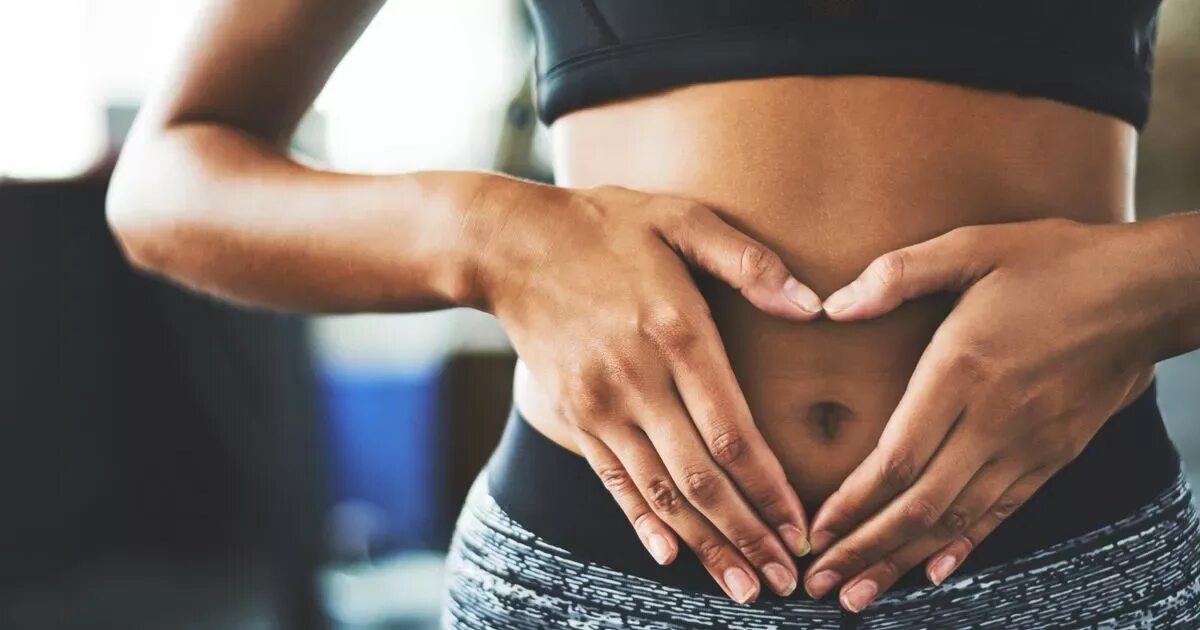 In her stomach. Боли в животе у женщин. Хватается за живот. In her stomach. Живот.