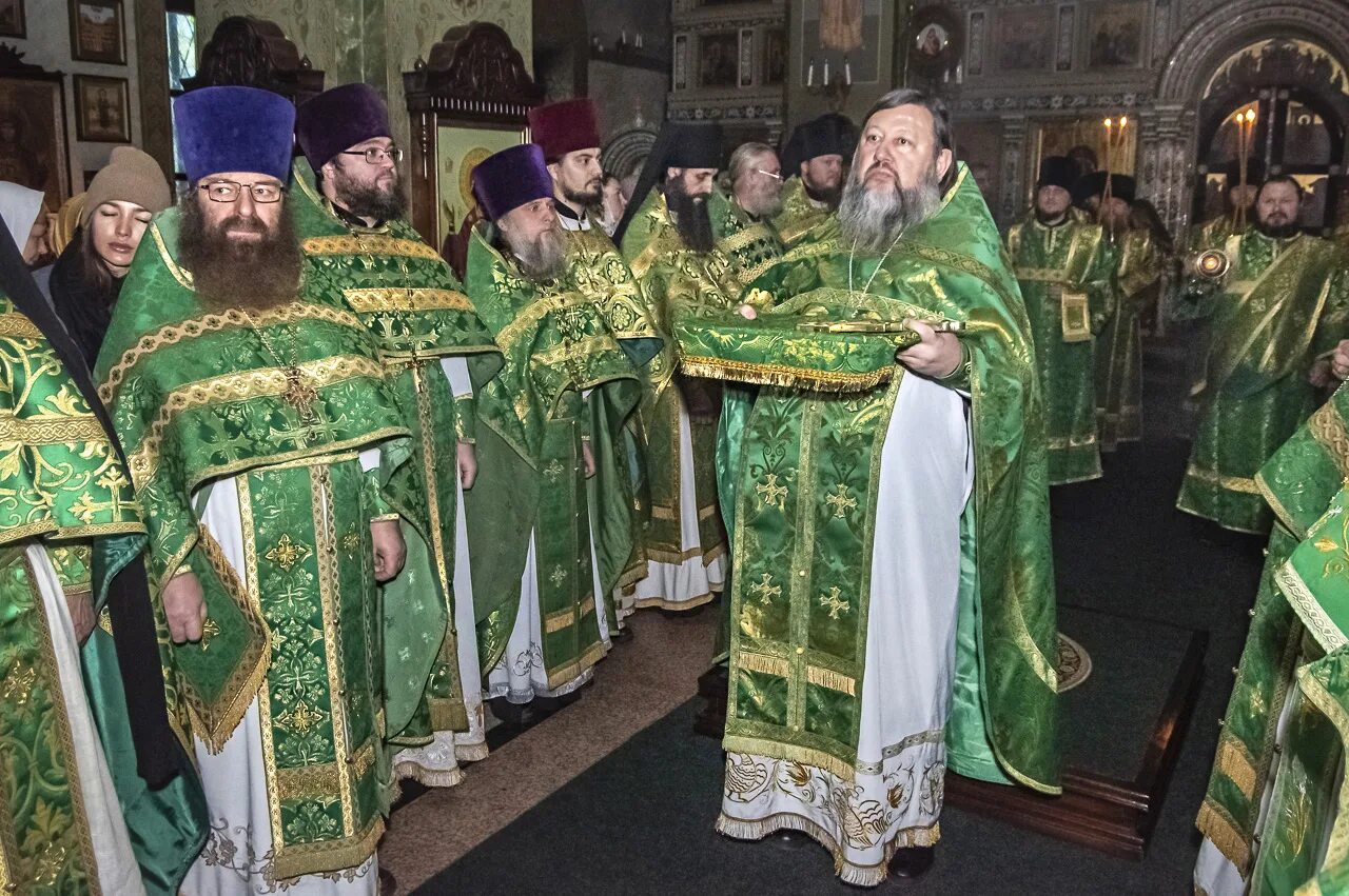 Софии в богослужение. Священник на литургии. Боголюбский мужской монастырь. Литургия в соборе святой софии. Новгород софийский собор литургия.