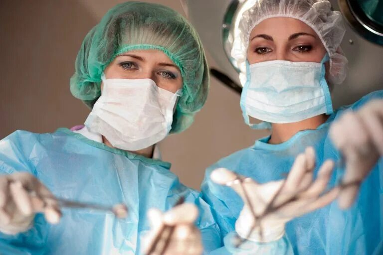 Девочка 10 лет в больнице. Хирург женщина на операции. Девочкам операций. Израильские врачи отделили голову. Хирург женщина на операции.