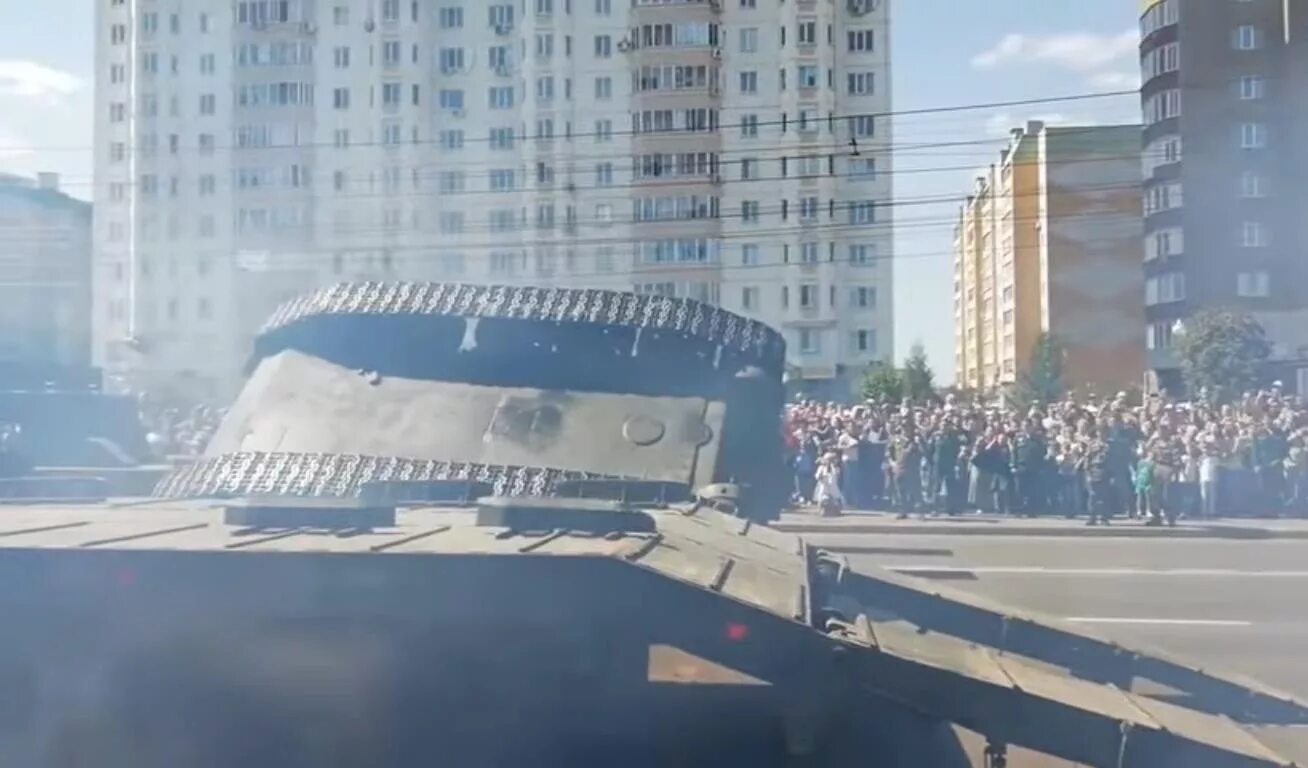 Перевернувшийся т-34. Танк курск упал. Танки в курске улица. В курске на параде перевернулся танк. Курские танки и карагоды.