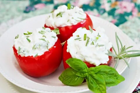 Творожный сыр с помидорами и зеленью