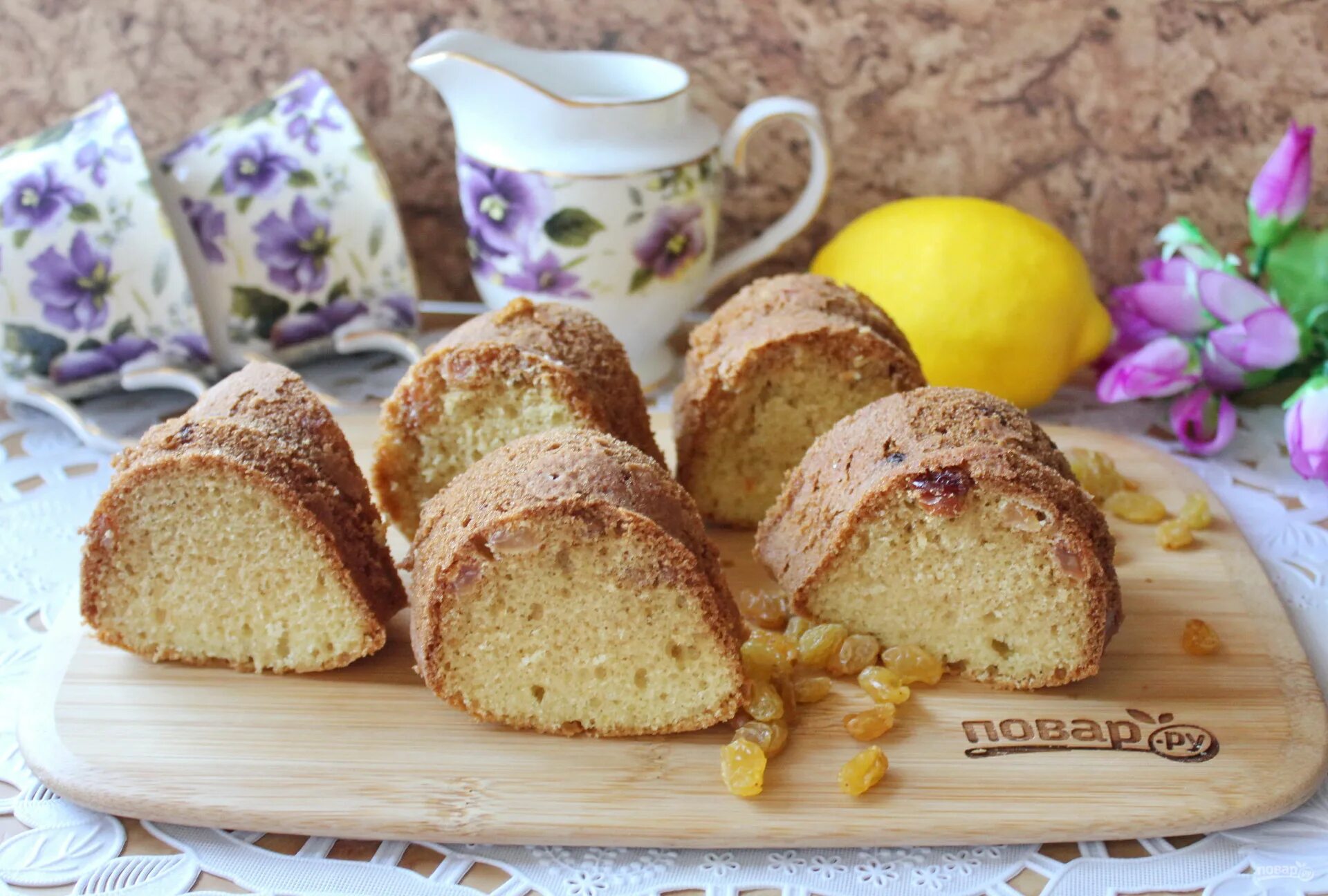 Нежный кекс с изюмом. Кекс лимонный с изюмом. Лимонный кекс на кефире. Ароматный творожный кекс с лимоном. Кекс с лимоном и изюмом.