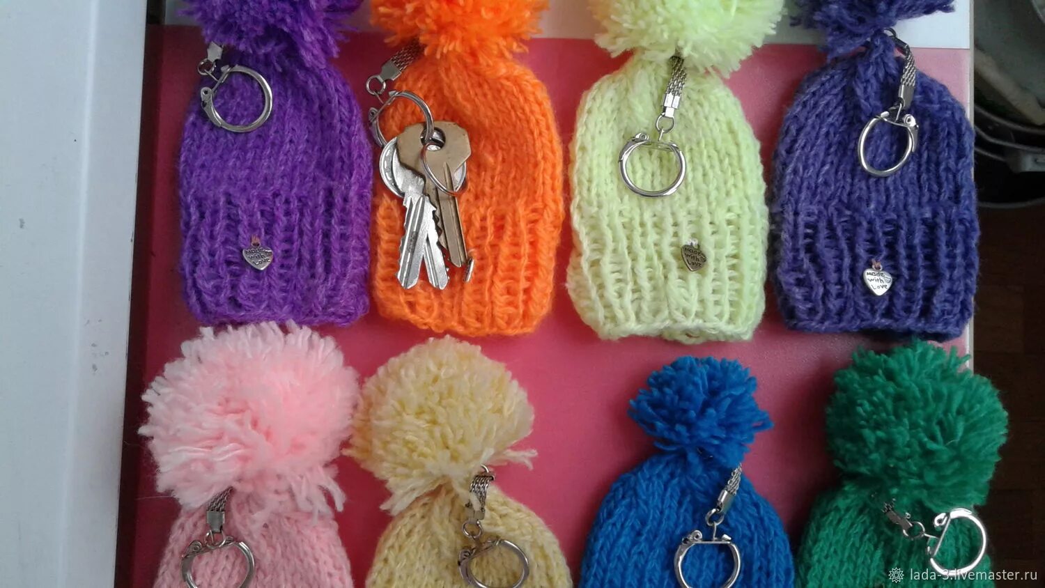 Брелок шапка вязаная. Брелки детские для девочек. Ключ от сердца. Красивая чёрная шапка для девочки. Дубликат ключей.