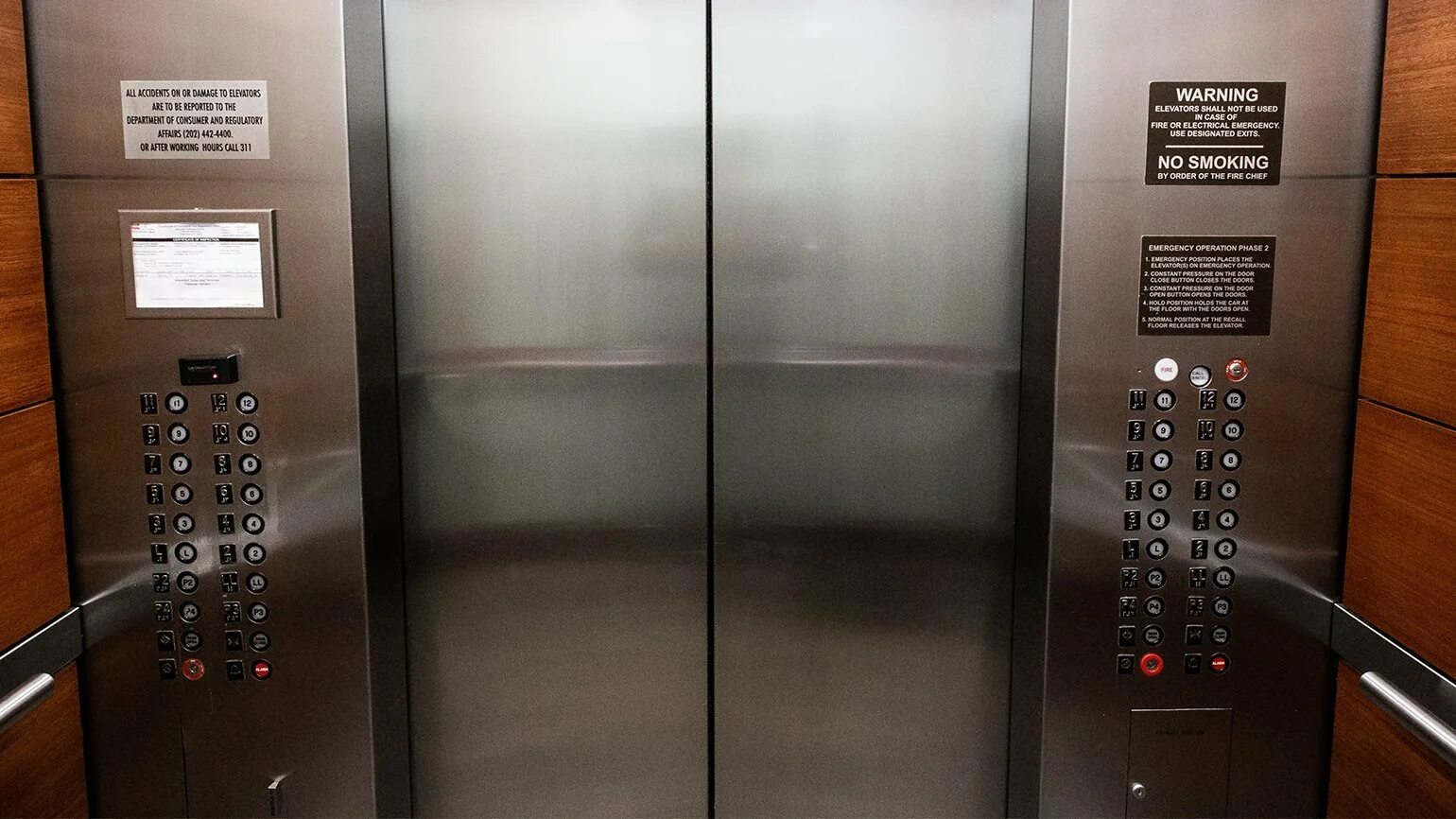 Кабина лифта. Два лифта. Лифт фото. Табло лифта.