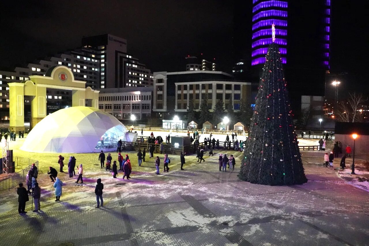 Каток красноярск. Каток на татышева красноярск. Каток центральный парк красноярск. Центральный парк красноярск каток 2022. Красноярские катки.