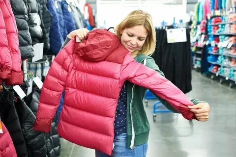 В магазине куртки продавались по цене