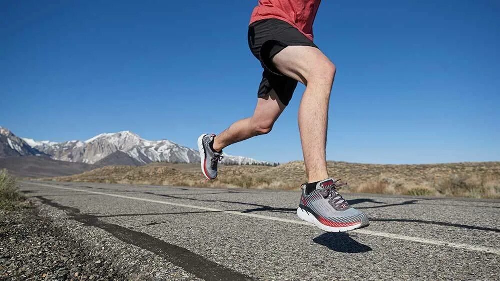 Стоит как можно быстрее. Человек сальто. Утренняя пробежка. Стоит как можно быстрее. Женщина бежит.