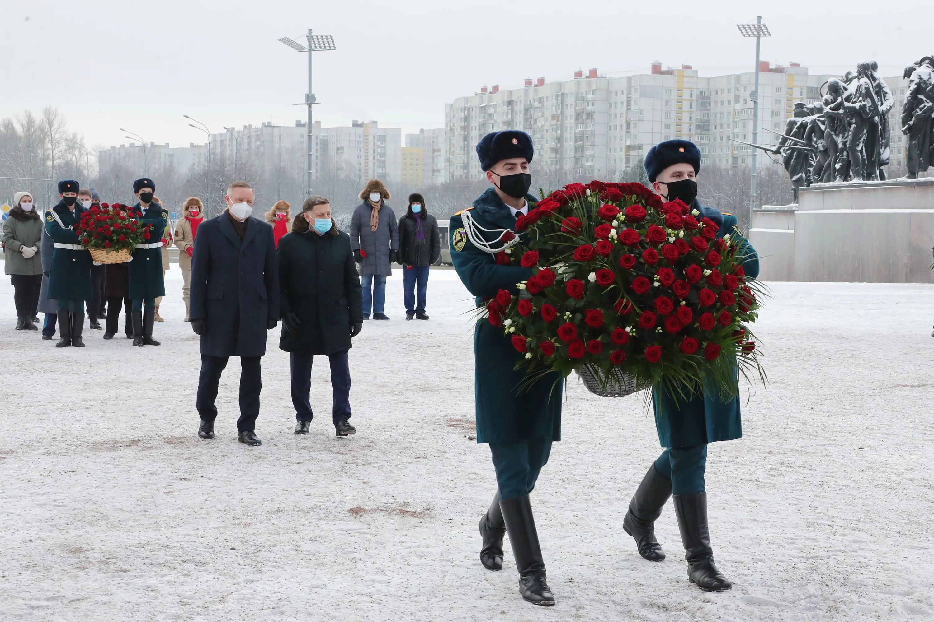 Возложение венков к памятнику петра. Возложение цветов в санкт петербурге. Смоленское кладбище памятники. Ветераны возлагают венки. 78 годовщина прорыва блокады ленинграда.