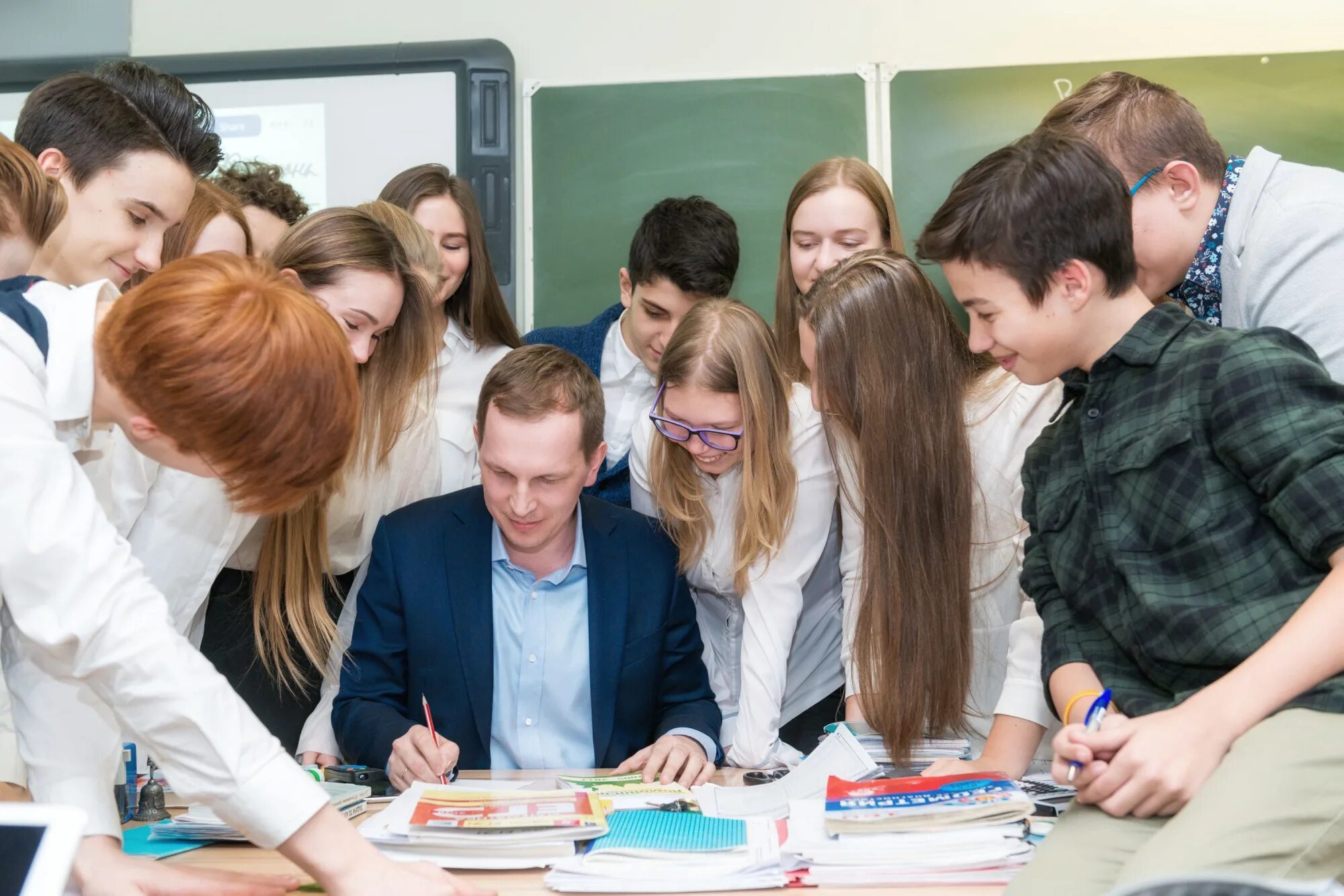 Государственный наставник. Молодые педагоги. Педагог со старшеклассниками. Учитель и старшеклассники. Старшеклассники на уроке.