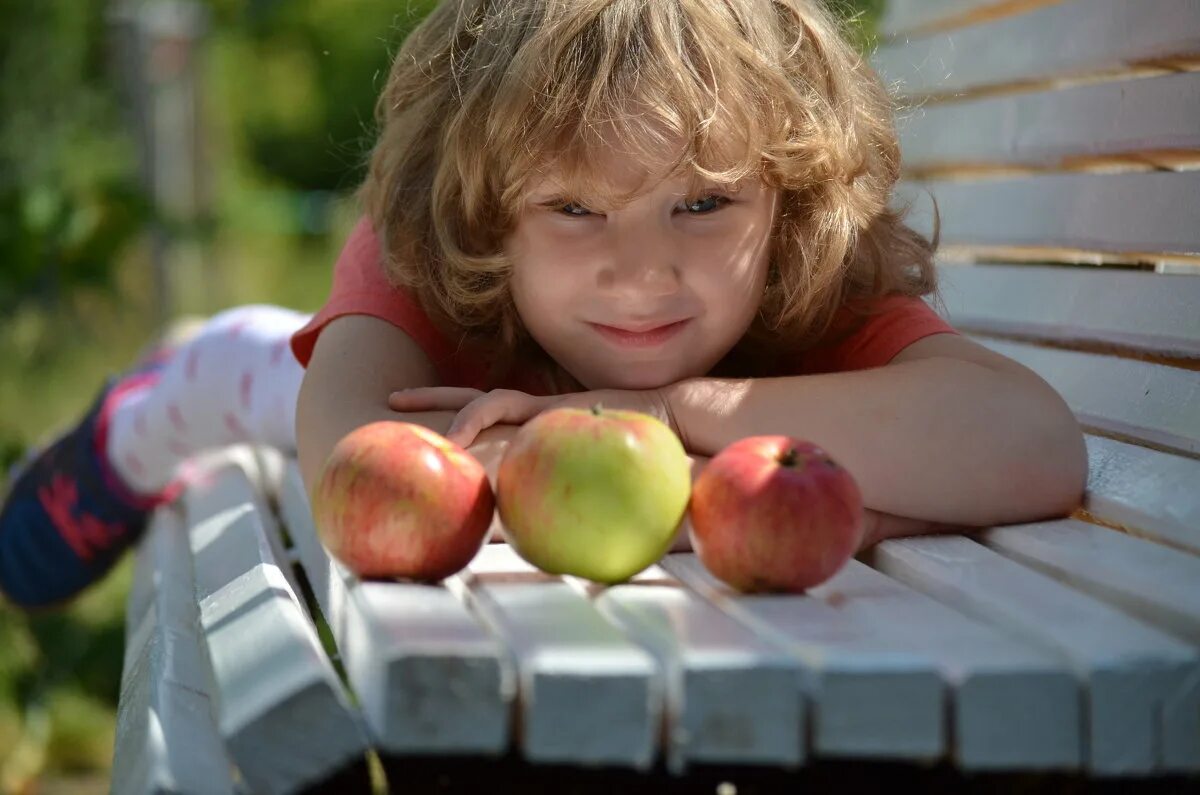 сбор яблок тинейджер. любовь к ребенку. девочка с зеленым яблоком. фрукты для детей. мальчик и девочка с цветами.