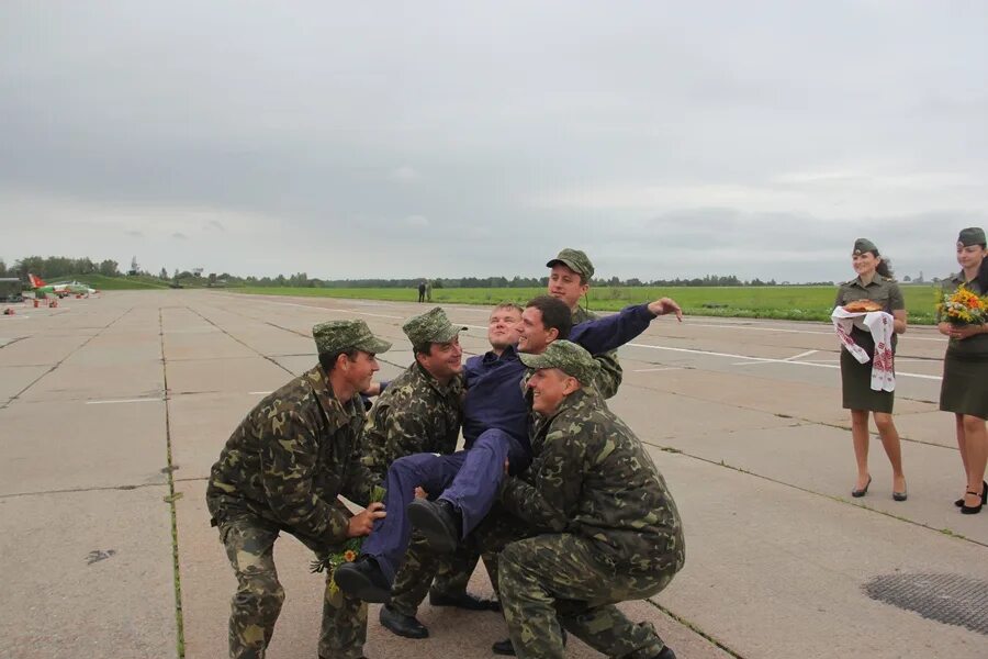 Водная арка аэропорт уфа. На аэродроме встречали. Регулировщик на аэродроме. Аэродром барановичи фото. На аэродроме встречали.