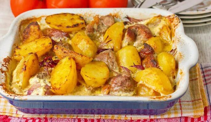 Свинина запеченная с картошкой в духовке рецепт. Картошка с мясом в духовке. Картошка с мясом в духовке. Картошка с мясом в духовке. Свинина с картошкой в духовке.