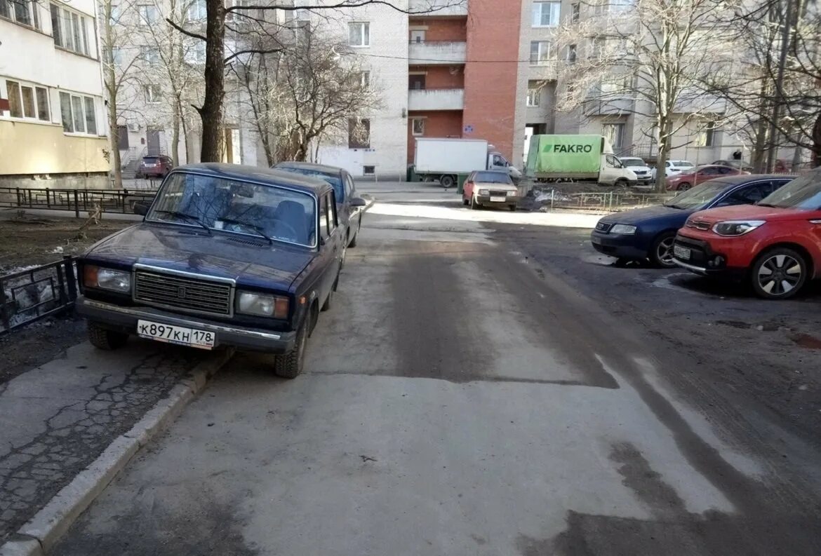 Куда жаловаться на парковку на тротуаре. Стоянка автомобиля на тротуаре. Машина на бордюре. Парковка на бордюре во дворе. Машина припаркована на тротуаре.