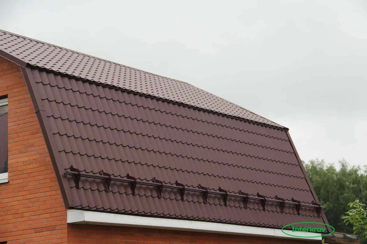 Монтаж профнастила на крышу. Обрешетка под металлосайдинг металл. Обрешетка под металлосайдинг. Монтаж профлиста с20 на крышу. Монтаж кровли профнастилом.