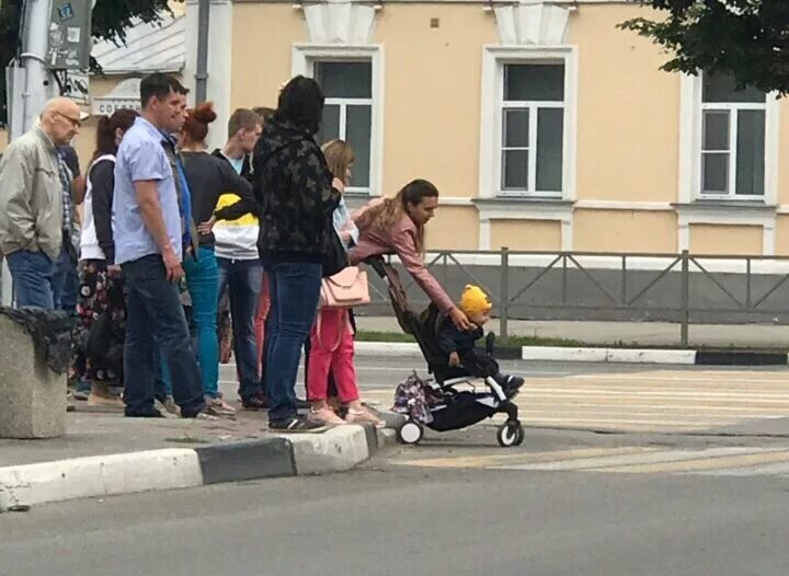 Дети колясками видео. Женщина с коляской. Коляска на дороге. Детская коляска на дороге. Пешеход с коляской.