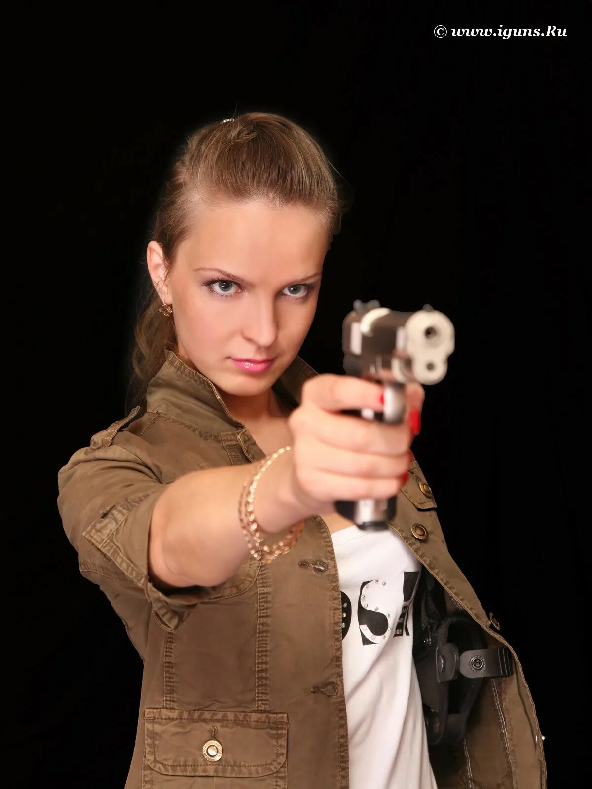 красивые девушки шатенки. конкретные девочки. спокойная девушка. брюнетка ест мороженое. конкретные девочки.