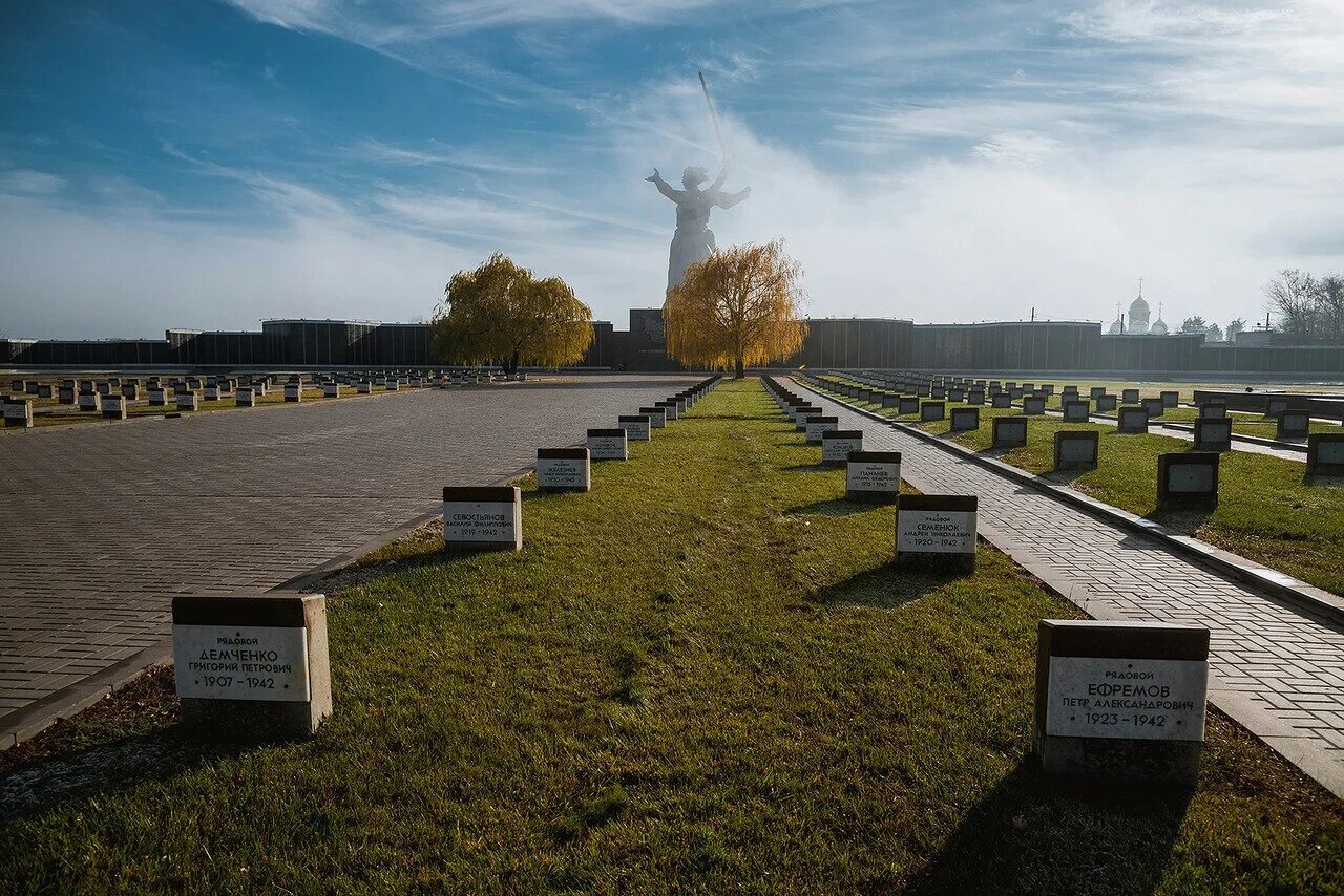 Мемориальное кладбище на Мамаевом Кургане. Мемориальное военное кладбище Мамаев Курган. Воинское мемориальное кладбище Волгоград. Волгоград Мамаев Курган кладбище мемориальное кладбище.