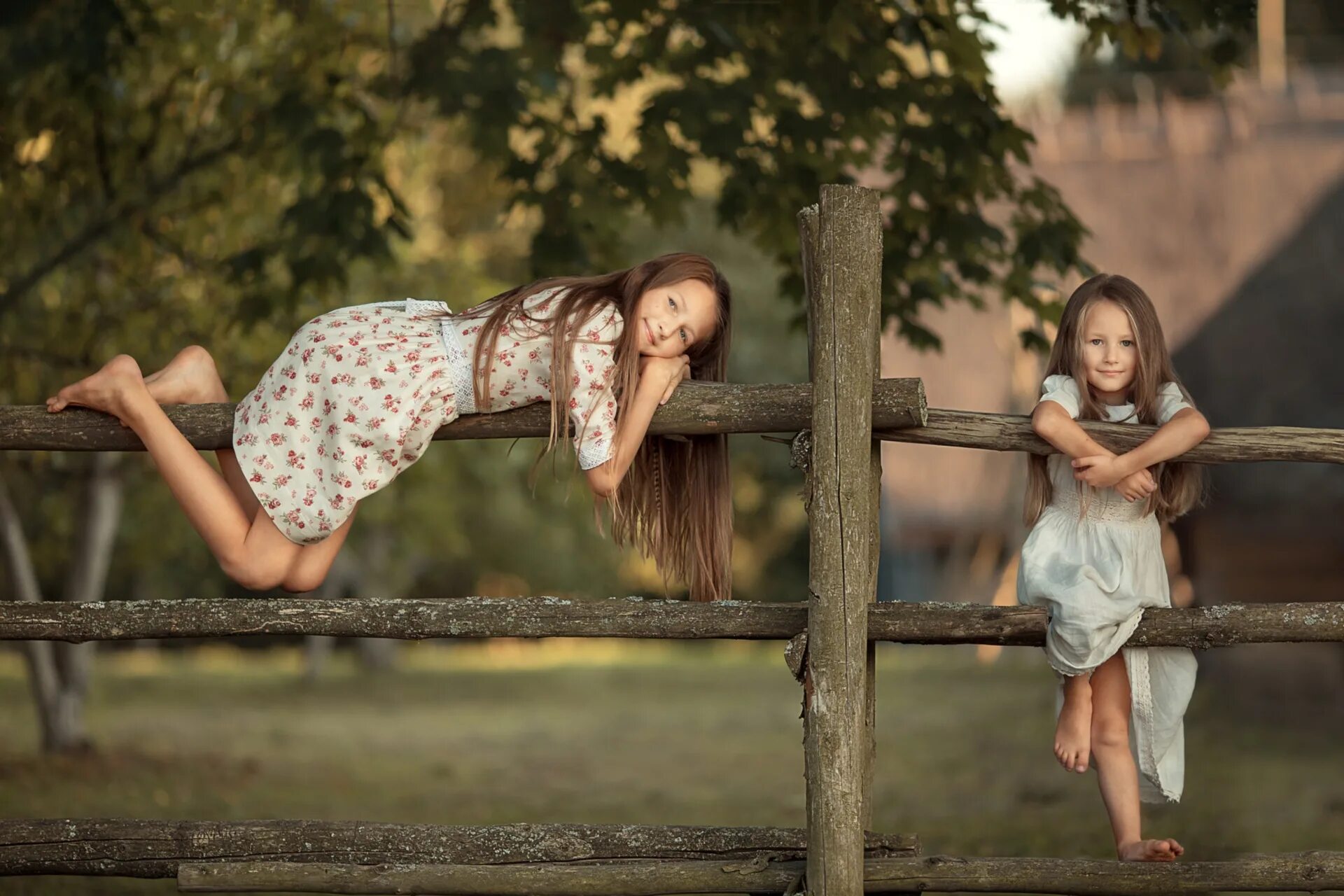 Песня девочка сегодня. Босая в деревне. две девочки в деревне. босая девочка летом. девочка босиком в деревне.