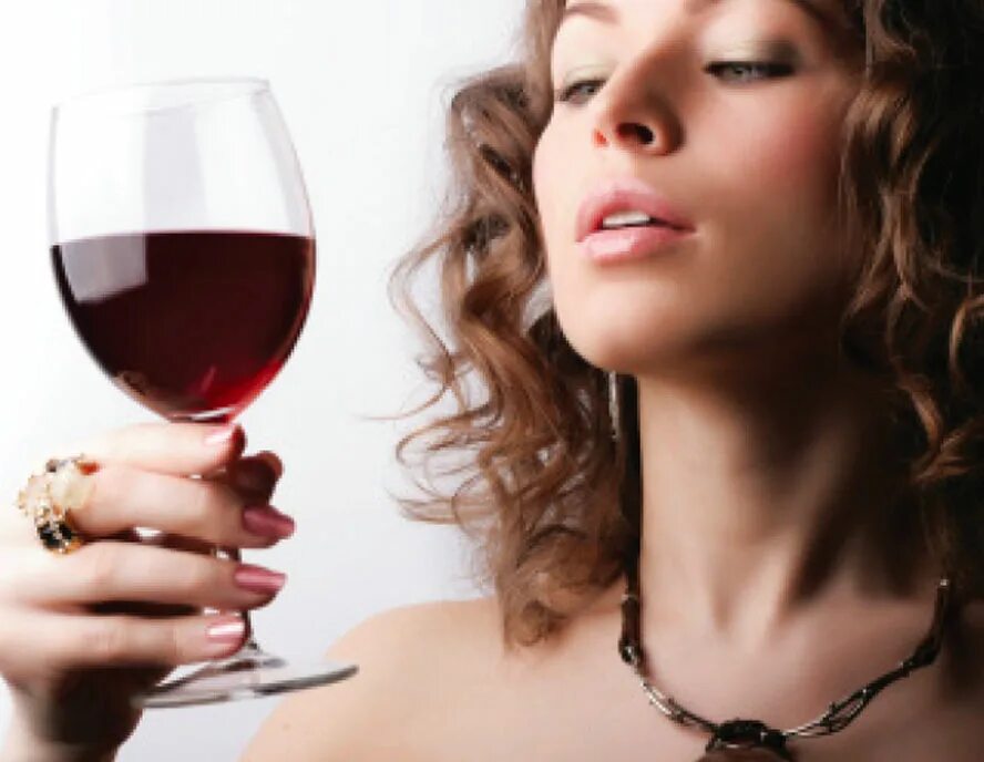 Женщина с бокалом. Женщина с бокалом вина. Красивая женщина с бокалом. Женщина с бокалом красного вина.