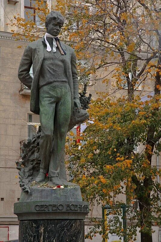 Памятник есенину на тверском. Памятник сергею есенину в москве на тверском бульваре. памятник на тверском бульваре в москве. новый памятник есенину в москве на тверском бульваре.