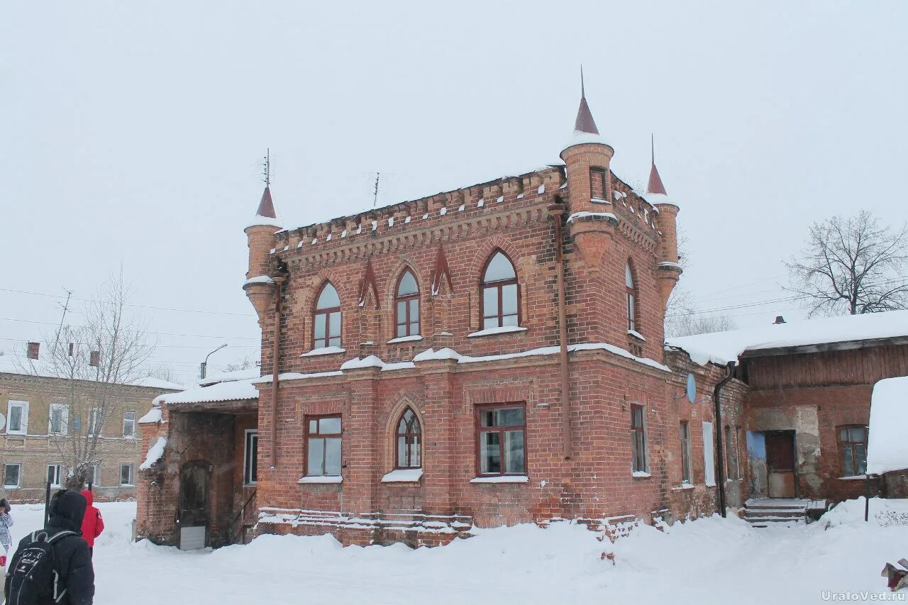 Дом ирбит. Дом купца колмакова ирбит. купца колмакова ирбит. каменный дом купца колмакова ирбит. дом с башенками ирбит ирбит.