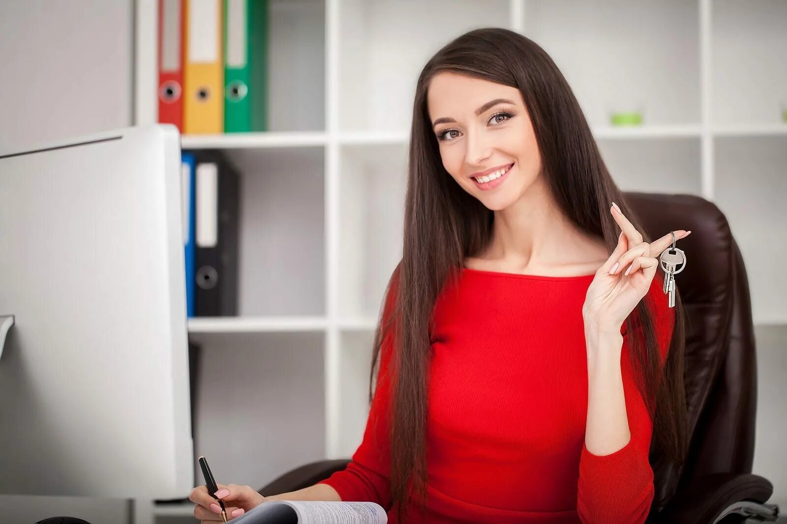 Черные риэлторы екатеринбург. Риэлторша показала квартиру. Показ квартиры. Риэлтор и клиент. Покупатель в новой квартире.