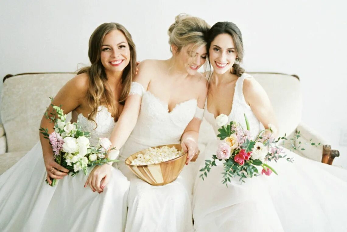 Bride and bridesmaids. Смешные платья подружек невесты. Друзья в свадебных платьях. Друзья в свадебных платьях. Bride's friends.