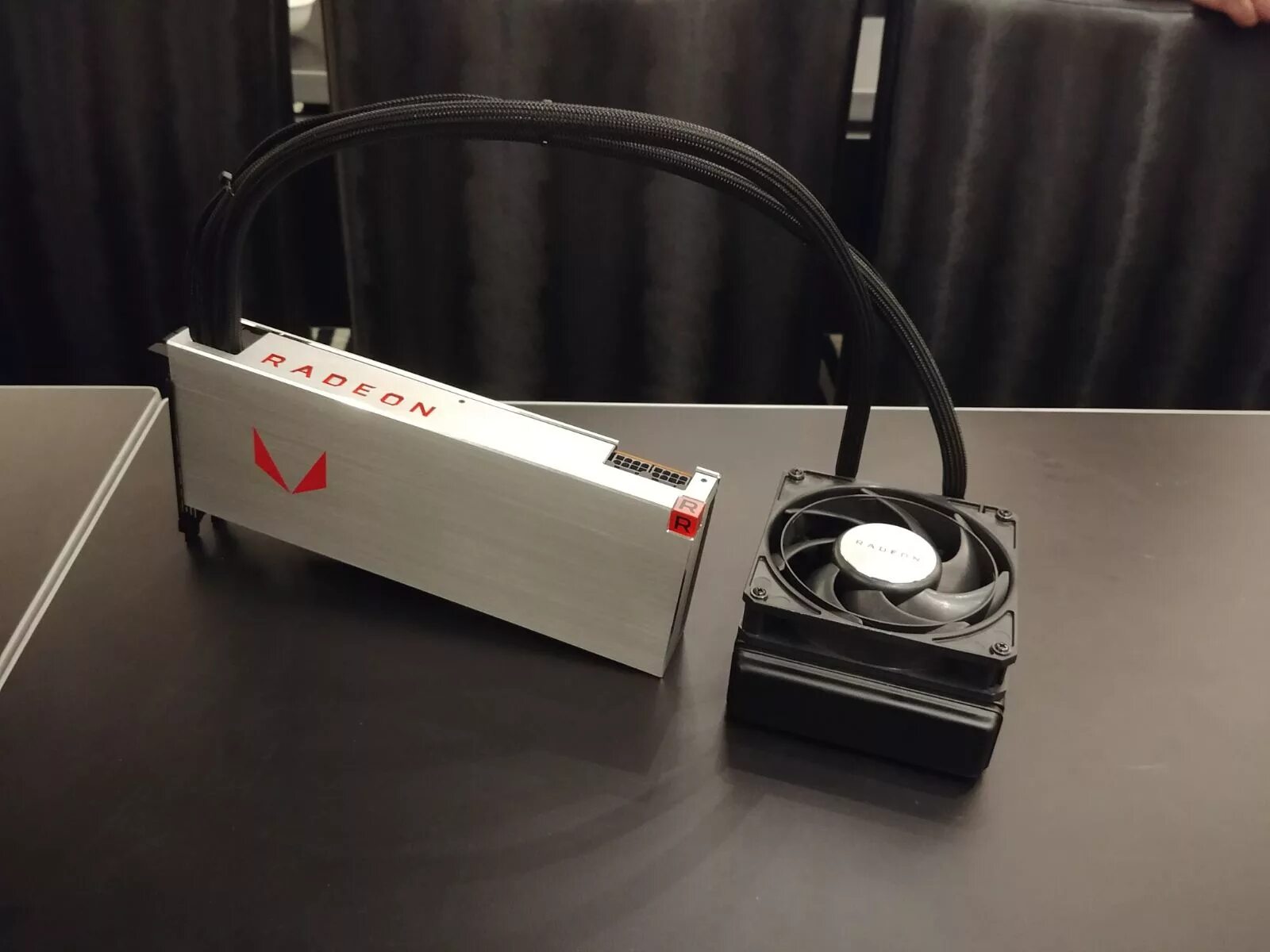 Rx vega 64 купить. RX Vega 64. AMD Radeon RX Vega 64. RX Vega 64 Liquid 8gb. AMD Radeon RX Vega 64 Liquid Cooling.