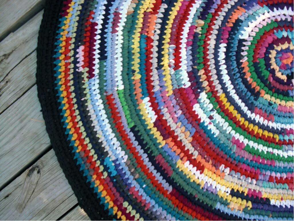 Вязание крючком ковриков из старых. Crochet rug коврик крючком. вязаный коврик из ветоши. коврики из тряпок крючком. вязаные кружки из тряпок.