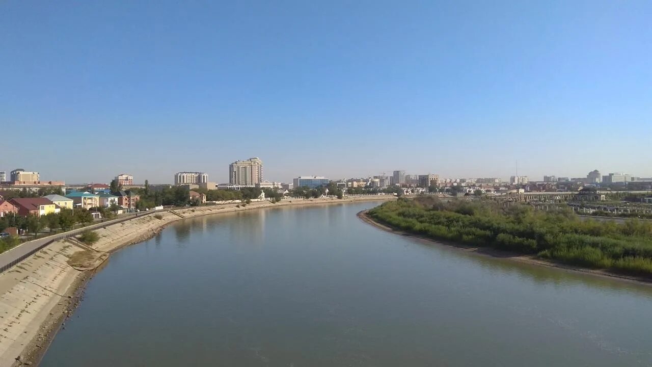 Река урал атырау. Река урал атырау. Крыша в городе атырау атырау. Набережная вдоль реки тобол в костанае. Река урал атырау.