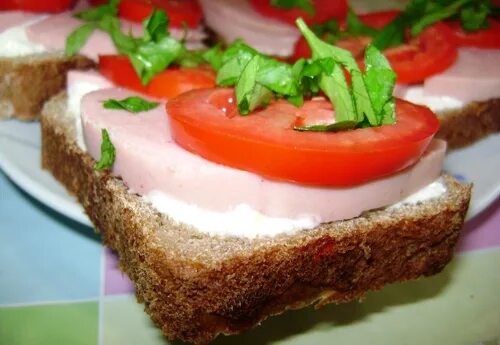 Бутерброды с колбасой помидором и огурцом. Бутерброды с колбасой и огурцом красивое. Бутерброды с колбасой и помидорами. Бутерброд с колбасой. Бутерброд с сосиской.